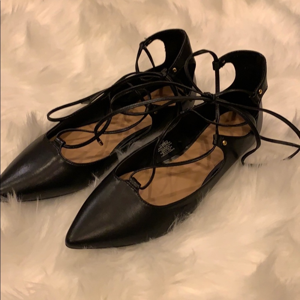 Pointed toe lace up flat.